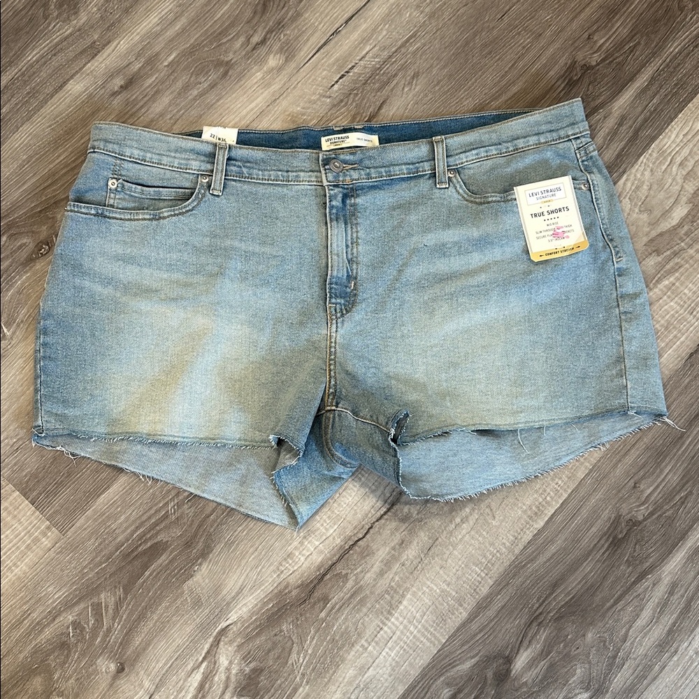 Levi Strauss Women's Mid Rise Mid Length Slim Hip Denim Short Light Wash 22/W36